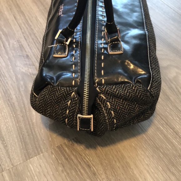 matt & nat hand bag
Length: 13.5” Width: 10”
Grey and black chevron pattern - Picture 4 of 4